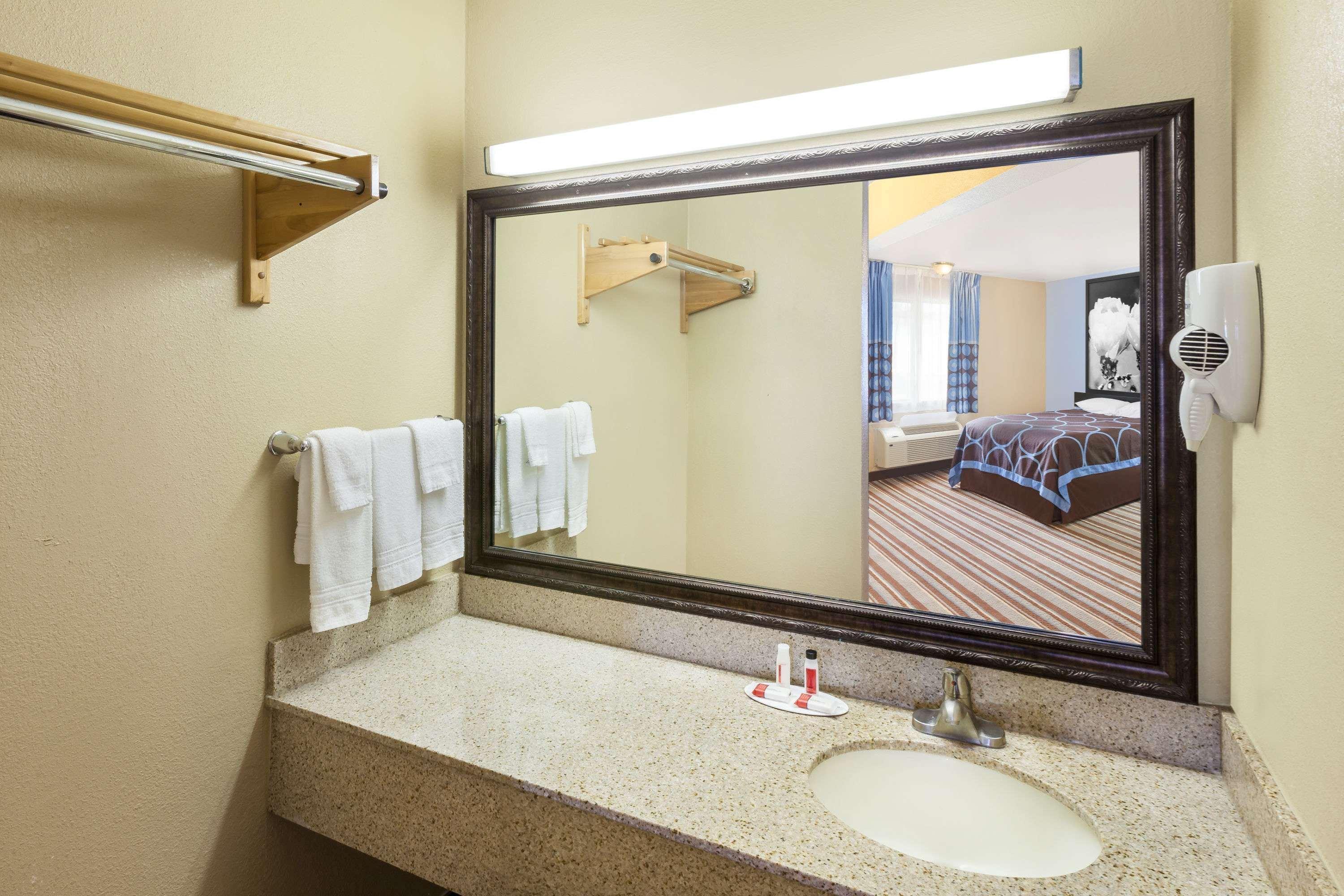 Super 8 By Wyndham Kingsville Exterior photo