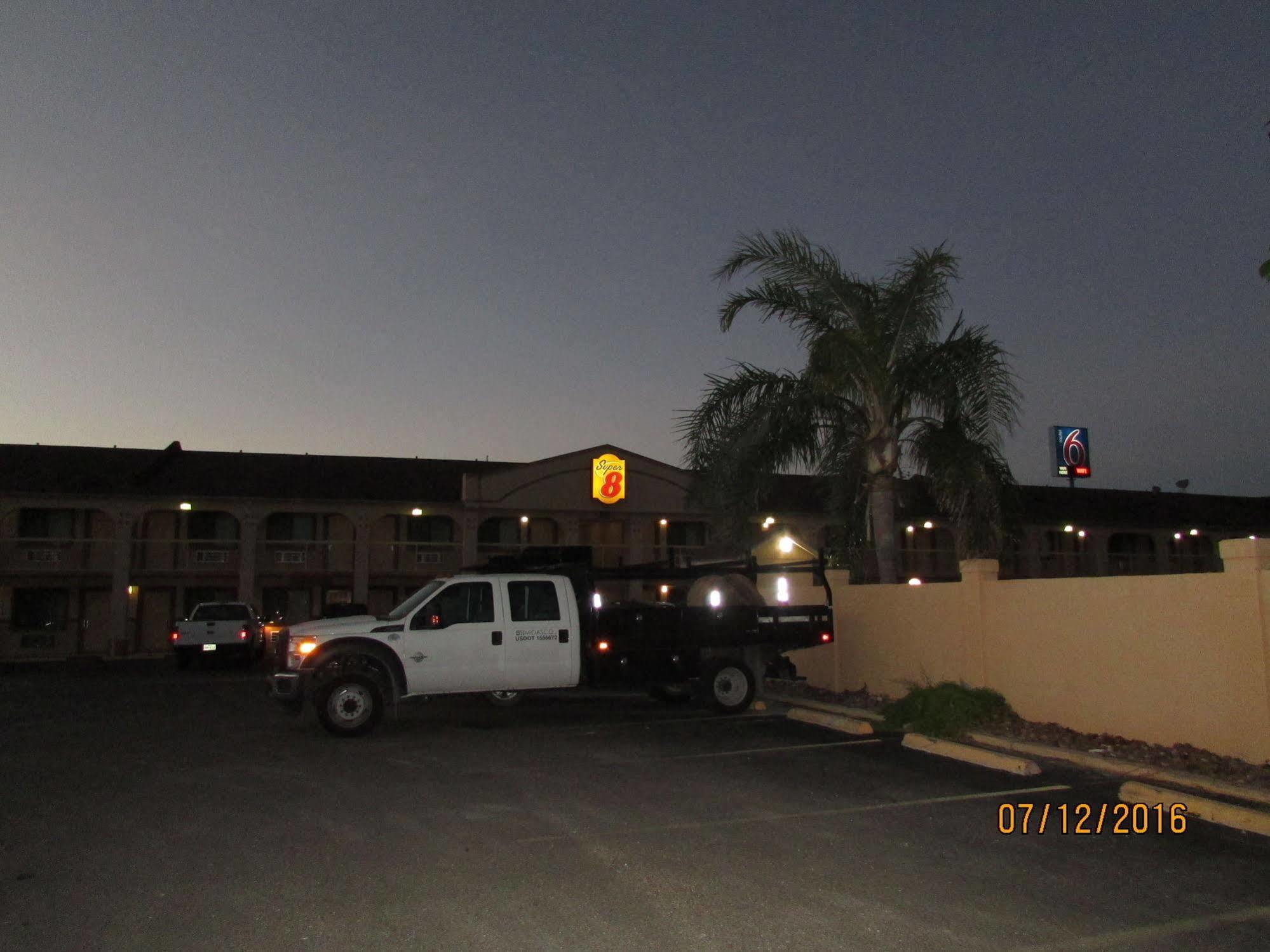 Super 8 By Wyndham Kingsville Exterior photo